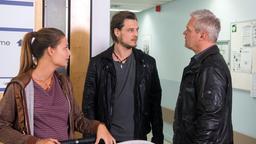 Frank (Axel Buchholz) will nicht, dass Dominik (Daniel Axt) sich Leonie (Lena Meckel) und dem Baby nähert.
