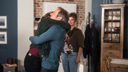 Franziskas (Sofie Junker) Freude über das Wiedersehen mit Florian (Stefan Plepp) und Anke (Anne Brendler) fällt deutlich größer aus, als bei ihrer Mutter Katrin.