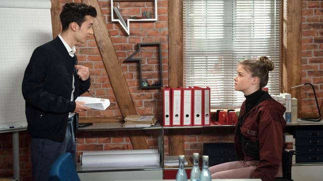 Bild: ARD/Nicole Manthey Freddy (Marco Valero) kündigt Pia (Clara Apel) die Freundschaft.
