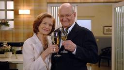 Verlobung im Salto: Das glückliche Paar Konrad (Rolf Nagel, r.) und Johanna (Brigitte Antonius, l.) stößt mit Champagner auf das glückliche Ereignis an.