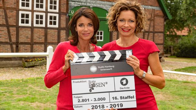 Bild: ARD/Nicole Manthey Gerit Kling folgt auf Madeleine Niesche, Hauptdarstellerin der gerade abgedrehten 15. Staffel "Rote Rosen". Staffelübergabe: Gerit Kling (l.) und Madeleine Niesche (r).