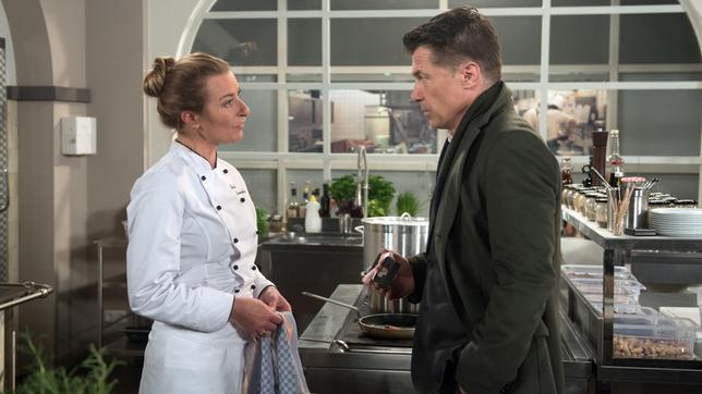 Bild: ARD/Nicole Manthey Gregor (Wolfram Grandezka) überrascht Carla (Maria Fuchs) mit seiner Absicht, ihr das Restaurant zurück zu geben.