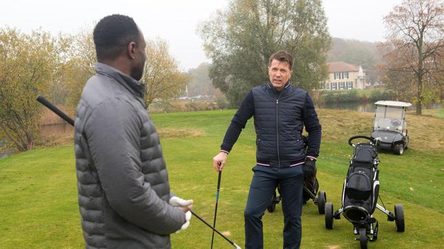 Gregor (Wolfram Grandezka) und Hendrik (Jerry Kwarteng) geraten auf dem Golfplatz aneinander.