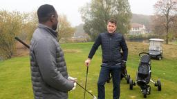 Gregor (Wolfram Grandezka) und Hendrik (Jerry Kwarteng) geraten auf dem Golfplatz aneinander.