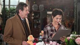 Gunter (Hermann Toelcke) berichtet Merle (Anja Franke) von dem personellen Engpass in Kaspars Kita.