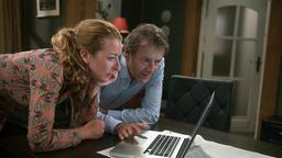 Gunter (Hermann Toelcke, r) und Carla (Maria Fuchs) finden den Beweis, dass sich Patrick die Kredit-Verlängerung durch Dokumentenfälschung erschlichen hat.