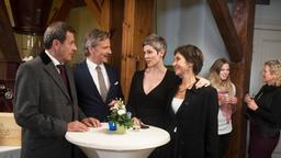 Gunter (Hermann Toelcke) und Merle (Anja Franke) sorgen bei Sydney (Cheryl Shepard) und Mielitzer (David C. Bunners.) für Verwunderung und Erleichterung, als sie versöhnt zum Kulturevent erscheinen (mit Komparsinnen).