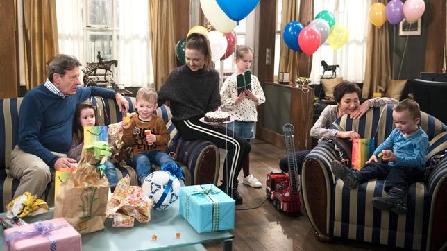Bild: ARD/Nicole Manthey Gunter (Hermann Toelcke) und Merle (Anja Franke) stellen amüsiert fest, dass sie den Kindergeburtstag überladen haben (mit Marija Mauer).