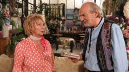 Hannes (Claus Dieter Clausnitzer) erfährt überrascht, dass Erika (Madeleine Lierck-Wien) die alten Liebesbriefe absichtlich entsorgt hat.