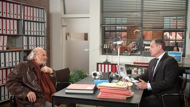 Bild: ARD/Nicole Manthey Hannes (Claus Dieter Clausnitzer) fällt aus allen Wolken, als Torben (Joachim Kretzer) ihm eröffnet, dass er die Kaffeerösterei seines Freundes geerbt hat.