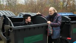 Hannes (Claus Dieter Clausnitzer) und Vivien (Anna Mennicken) drohen beim Containern in ernste Schwierigkeiten zu geraten.
