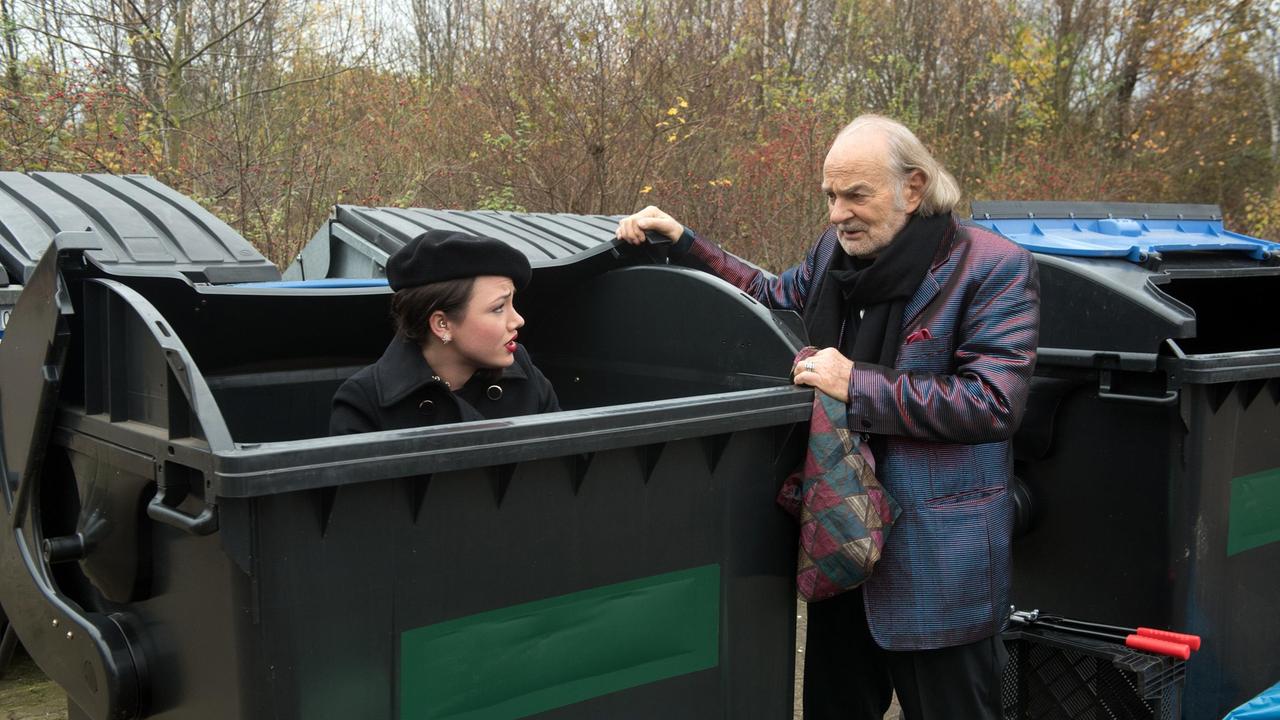 Hannes (Claus Dieter Clausnitzer) und Vivien (Anna Mennicken) drohen beim Containern in ernste Schwierigkeiten zu geraten.