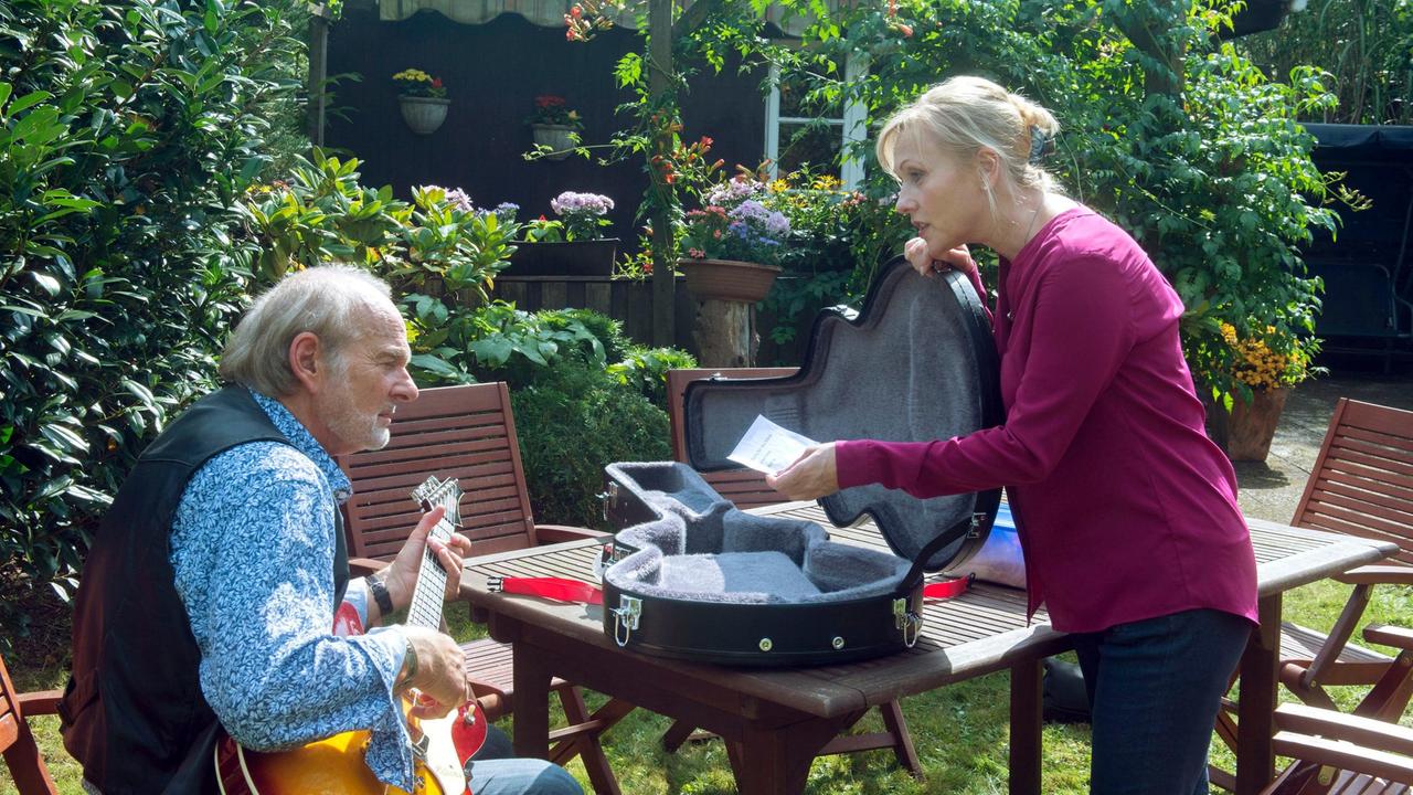Hannes (Claus Dieter Clausnitzer) vermutet gegenüber Sigrid (Dana Golombek), dass Richie sich mit seinem noblen Geschenk "freikaufen" will.
