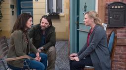 Helen (Patricia Schäfer) bespricht mit Arne (Christian Rudolf) und Sigrid (Dana Golombek) das Angebot von "Hohenstein", ihre Cupcakes als Tiefkühlware zu vermarkten.