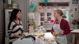 Helen (Patricia Schäfer) erfährt erschrocken von Sigrid (Dana Golombek), dass Mika sich in einem kritischen Zustand befindet.