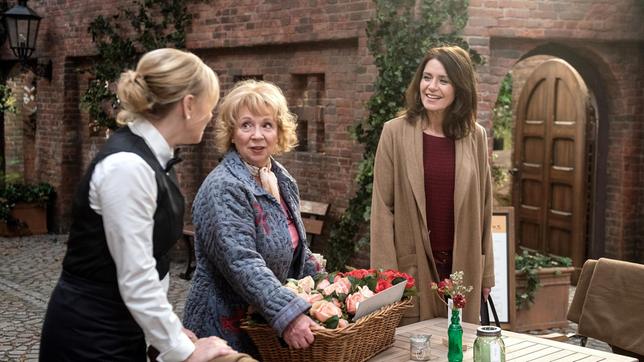 Bild: ARD/Nicole Manthey Helen (Patricia Schäfer) findet Gefallen an der Idee, ein Cupcake-Popup-Café in Lüneburg zu eröffnen (mit Dana Golombek, l. und Madeleine Lierck-Wien).