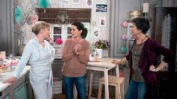 Helen (Patricia Schäfer) freut sich mit Sigrid (Dana Golombek) und Merle (Anja Franke) über den Messe-Erfolg.