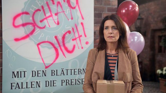Helen (Patricia Schäfer) ist schockiert, als sie eine gegen sie gerichtete Schmiererei entdeckt.