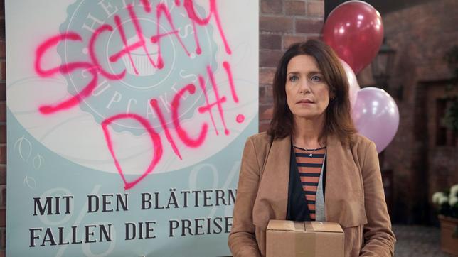 Bild: ARD/Nicole Manthey Helen (Patricia Schäfer) ist schockiert, als sie eine gegen sie gerichtete Schmiererei entdeckt.