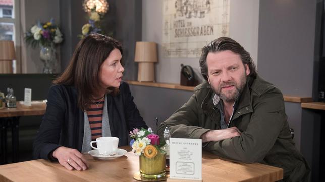 Bild: ARD/Nicole Manthey Helen (Patricia Schäfer) stellt ihren Mann Arne (Christian Rudolf) zur Rede – hat er Dr. Busch denunziert?