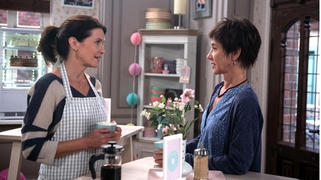 Bild: ARD/Nicole Manthey Helen (Patricia Schäfer) teilt Merle (Anja Franke) mit, dass sie Peer ihre Liebe gestehen will.