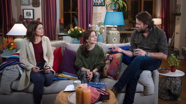Bild: ARD/Nicole Manthey Helen (Patricia Schäfer) und Arne (Christian Rudolf) sind erleichtert, dass Swantje (Malin Steffen) nun doch das Abi machen will.