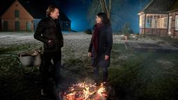 Helen (Patricia Schäfer) und Peer (Jörg Pintsch) sind magisch voneinander angezogen, als sie sich romantisch im Feuerschein wieder begegnen.