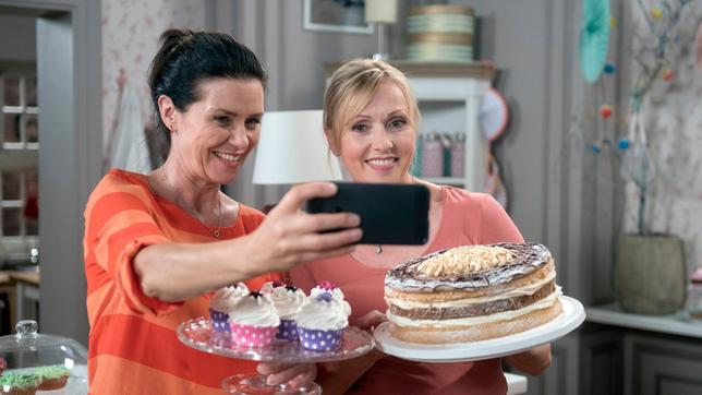 Helen (Patricia Schäfer) und Sigrid (Dana Golombek) machen Werbefotos für ihren gemeinsamen Laden.