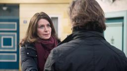 Helen (Patricia Schäfer) zwingt sich im Umgang mit Peer (Jörg Pintsch) zu kühler Distanz.