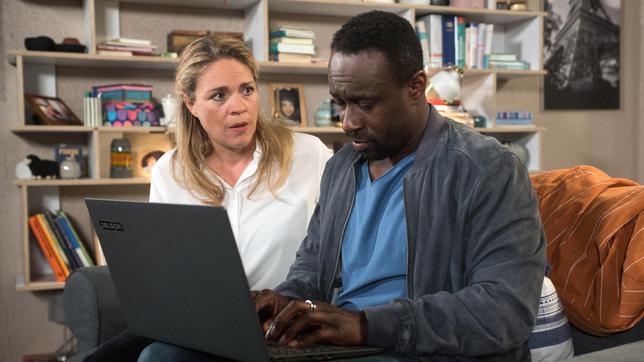 Bild: NDR/ARD/Nicole Manthey Hendrik (Jerry Kwarteng) erkennt fassungslos, dass der erneut verpasste Videocall Konsequenzen hat. (Mit Jelena Mitschke als Britta, links)