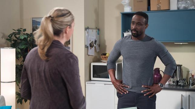 Bild: ARD/Nicole Manthey Hendrik (Jerry Kwarteng) fällt aus allen Wolken, als Britta (Jelena Mitschke) ihm mitteilt, dass er vorerst vom Dienst suspendiert ist.