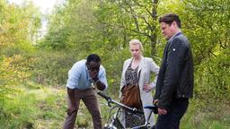 Hendrik (Jerry Kwarteng) ist geschockt, als Sams verbeultes Fahrrad gefunden wird (mit Sandra (Theresa Hübchen) und Bernd (Tim Olrik Stöneberg)).