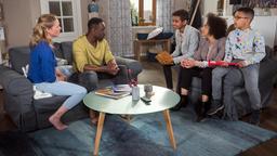 Hendrik (Jerry Kwarteng, 2 v.l) ist überfahren, als Annemarie (Jillian Anthony, 2 v.r) erklärt, dass die Kinder es sich anders überlegt haben. Mit Britta (Jelena Mitschke), Sam (Jayceon Müller) und Joe (Naiher Zerisenay)