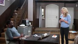 Hendrik (Jerry Kwarteng) macht Britta (Jelena Mitschke) deutlich, dass er Elternvertreterinnen für geltungssüchtige Supermuttis hält.