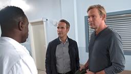 Hendrik (Jerry Kwarteng) macht Florian (Stefan Plepp) und Michi (Oliver Clemens) klar, dass Katrin aus medizinischen Gründen vorerst nicht erfahren darf, dass sie so lange im Koma lag.