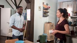 Hendrik (Jerry Kwarteng) muss vor Tina (Katja Frenzel) schmunzelnd zugeben, dass die Hausgemeinschaft auch etwas Gutes hat.