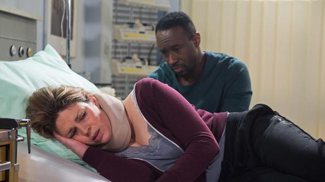 Bild: ARD/Nicole Manthey Hendrik (Jerry Kwarteng) und Britta (Jelena Mitschke) lassen sich durch Brittas Fieber vorerst nicht beunruhigen.