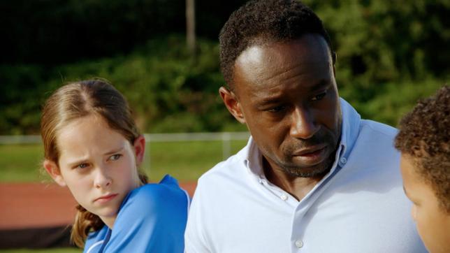 Bild: ARD Hendrik (Jerry Kwarteng) und Lilly (Lilly und Lylou Röder) holen Sam (Jayceon Müller) vom Fußballtraining ab.