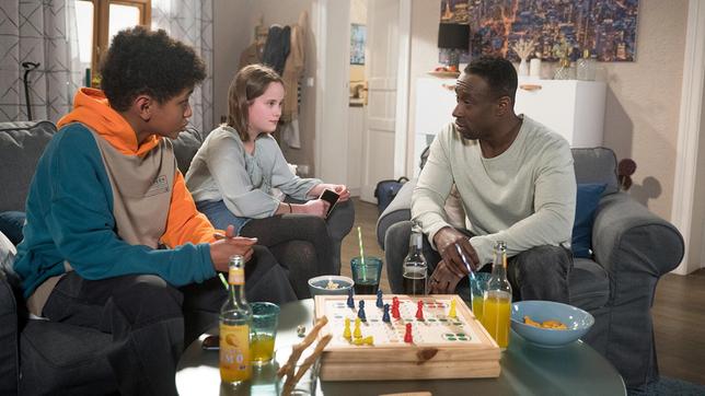 Bild: NDR/ARD/Nicole Manthey Hendrik (Jerry Kwarteng) wird von den Kindern darauf gestoßen, wie wichtig es ihm ist, der Beste zu sein. Mit Joe (Naiher Zerisenay) und Lilly (Lilly oder Lylou Röder)