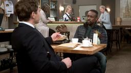 Hendrik (Jerry Kwarteng) wird von Paul (Leander Lichti) darauf gestoßen, dass er sich selber für seine Belange im Krankenhaus einsetzen muss (mit Komparsen).