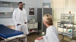 Hendrik (Jerry Kwarteng) wirft Britta (Jelena Mitschke) vor, ihn bei der Klinikleitung anonym angeschwärzt zu haben.