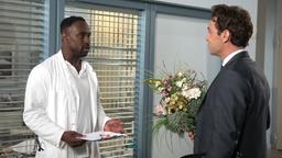 Hendrik (Jerry Kwarteng) zeigt sich vor Paul (Leander Lichti) fest entschlossen seinen Plan zur Finanzierung einer neuen Krankenpflegerstelle durchzuziehen.