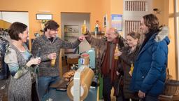 Henri (Cecil von Renner), Edda (Leonie Landa), Hannes (Claus Dieter Clausnitzer) und Eliane (Samantha Viana) feiern mit Theo eine Revival-Party, und Theo lässt sich überreden: "Art of Wurst" für seine kurze Zeit in der Stadt wieder zu eröffnen!