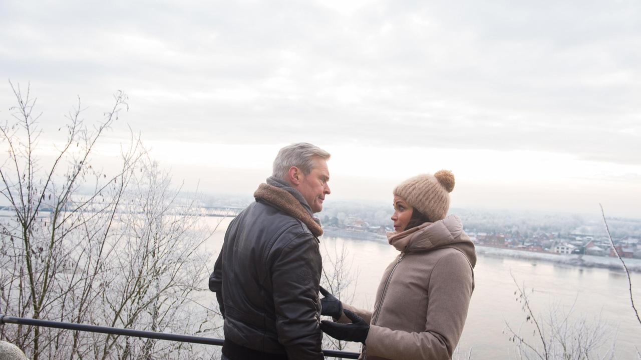 Hilli (Gerit Kling) appelliert an Frank (Axel Buchholz), daran zu glauben, dass sie weiter zusammen glücklich sein werden.