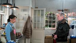 Hilli (Gerit Kling) erfährt fassungslos, dass Frank (Axel Buchholz) Yvonnes Geschäft finanziert.