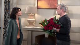 Hilli (Gerit Kling) macht Frank (Axel Buchholz) im Hotel eine Szene und gibt ihm seine Blumen zurück.