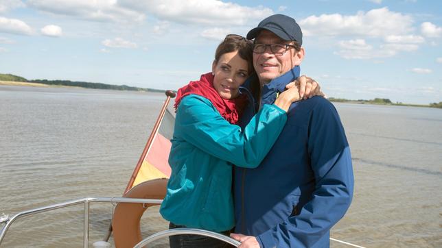 Bild: ARD/Nicole Manthey Hilli (Gerit Kling) und Cornelius (Tom Mikulla) genießen ihren Segelausflug.