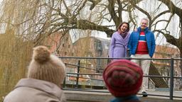 Hilli (Gerit Kling) und Merle (Anja Franke) staunen nicht schlecht, als sie Frank (Axel Buchholz, h.) in seinem neuen, jugendlichen Outfit sehen (mit Julia Dahmen, h.).