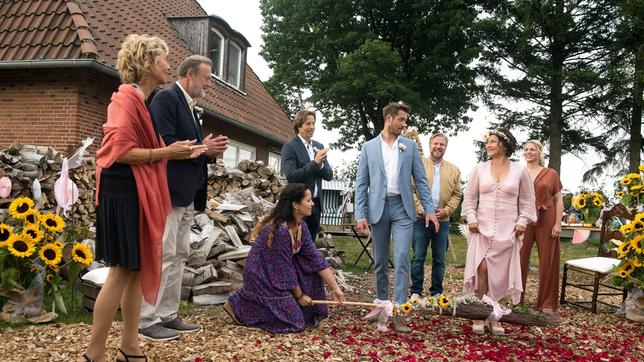 Hochzeit: Astrid (Claudia Schmutzler) und Alex (Philipp Oliver Baumgarten) bekräftigen mit einem Sprung ins Glück ihren Bund fürs Leben. Die Hochzeitsgäste Gitte (Wookie Mayer), Bruno (Wolfgang Häntsch), Tina (Katja Frenzel), Ben (Hakim Michael Meziani), Jens (Martin Luding) und Britta (Jelena Mitschke) applaudieren!