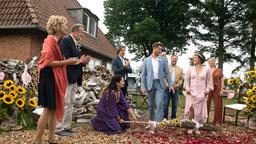 Hochzeit: Astrid (Claudia Schmutzler) und Alex (Philipp Oliver Baumgarten) bekräftigen mit einem Sprung ins Glück ihren Bund fürs Leben. Die Hochzeitsgäste Gitte (Wookie Mayer), Bruno (Wolfgang Häntsch), Tina (Katja Frenzel), Ben (Hakim Michael Meziani), Jens (Martin Luding) und Britta (Jelena Mitschke) applaudieren!